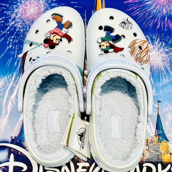 💙 Disney Christmas Holiday 2023 Crocs Mickey And Minnie Skating New with tags - Picture 5 of 14